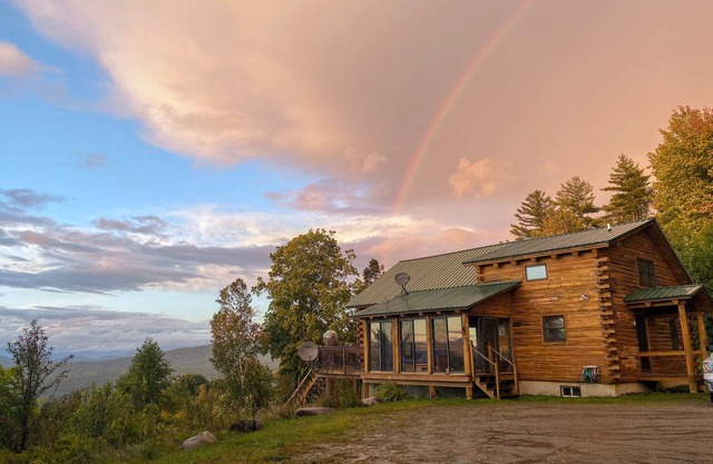 SI Incredible Views from this log cabin with large deck, huge yard, fire pit, hot tub, dog friendly!