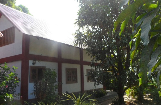Sibuyan (Romblon) whole house (home office) directly on the beach via Cresta de Gallo,