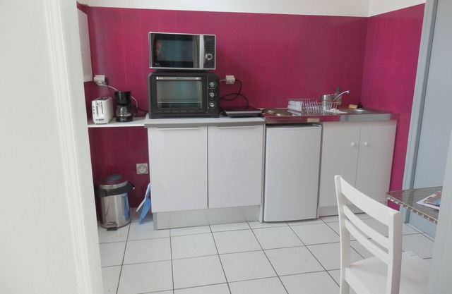 side garden apartment downtown Rochefort/mer