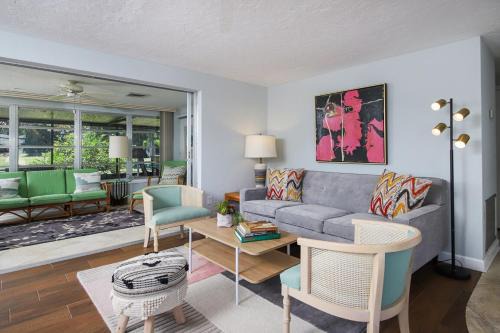 Siesta Sol Art Bungalow- 2 miles to Siesta Key!