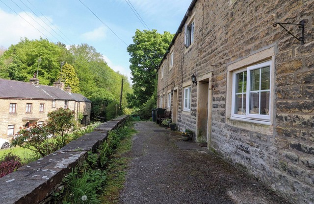 SILK COTTAGE, pet friendly, with open fire in Bentham, Yorkshire