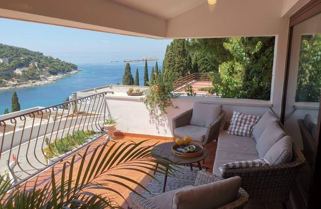 Silva superior 2BR apt with terrace & sea view