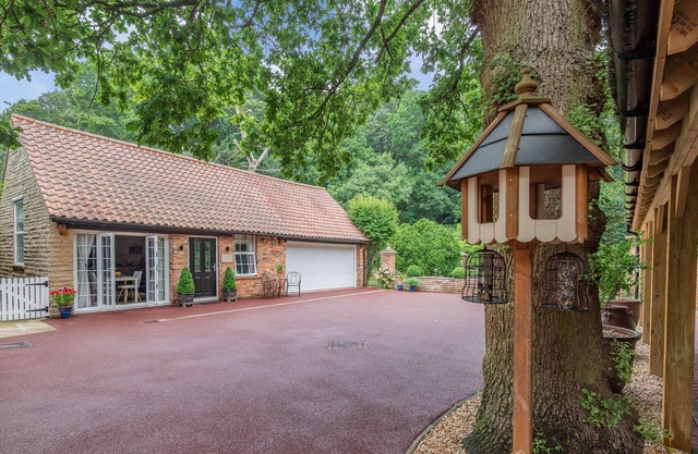 SILVADALE COTTAGE, romantic, with a garden in Louth