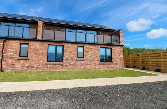 SILVER BIRCH COTTAGE, pet friendly, with a garden in Frizington