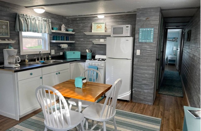 Silver Lake, 2 bedroom 1 bath, short walk to Upper Silver Lake beach access
