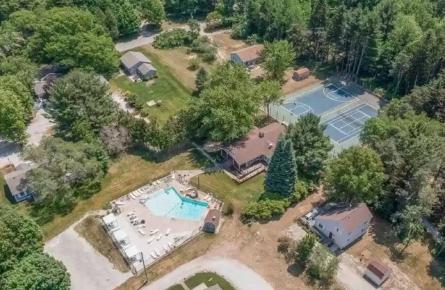 Silver Lake Home with beach access, neighborhood pool and games!