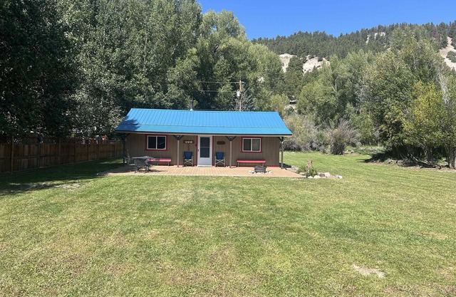 Silver Lining - Great Cabin on a Quiet Street Adjacent to Pete's Lake Trailhead