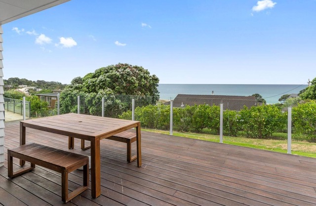 Silver Seas - Modern, sunny holiday home with sea views and self-contained studio