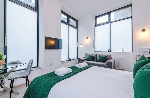 Silver Street | Deluxe Studio Apartment