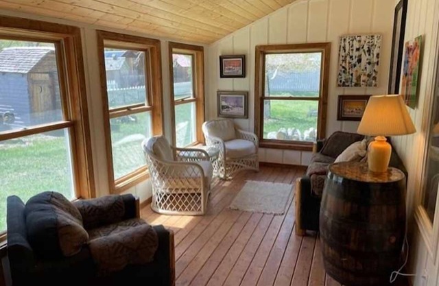 Silver Street Retreat - Wonderful Cabin Close to Town with Great Yard