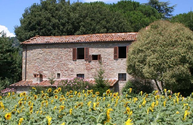 Silvestro, 3 bedroom converted church villa with pool in vineyard 3K to Cortona