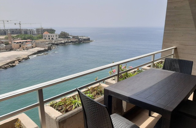Silvia's 1 BR beachfront apartment/24 h electricity
