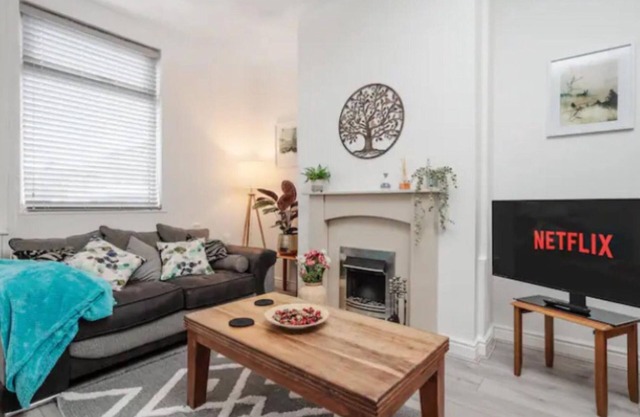 Simons 2 bed home on the outskirts of Liverpool with great links to the City