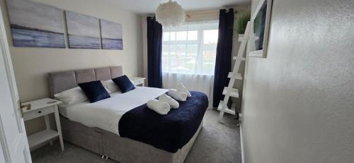 Simple Comforts - 2BR Flat with Free Parking in Newcastle-under-Lyme