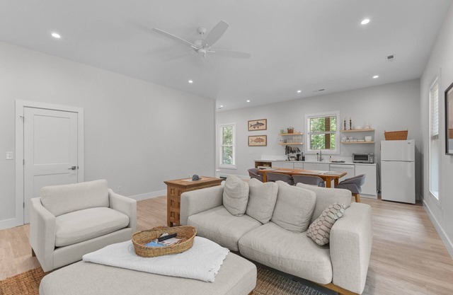Simply stylish one bedroom- easy beach/pool access
