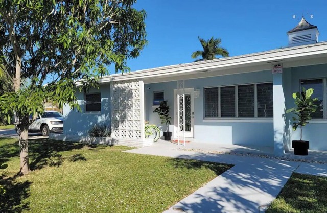 Singer Island 2 bedroom w/free parking- no stairs (North unit)