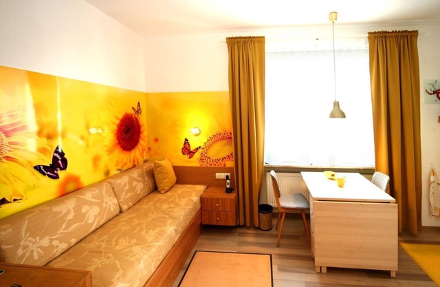 Single apartment with cheerful, harmonious colors