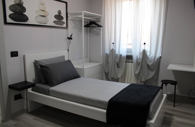 single bed room near Malpensa Airport, private bathroom, desk, wifi, parking