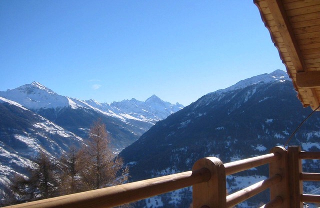 Single chalet with special comfort in the middle of the ski area 4-vallées, Valais