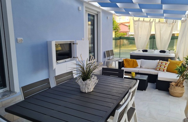 SINGLE COTTAGE WITH PRIVATE JACUZZI 80 METERS FROM THE BEACH