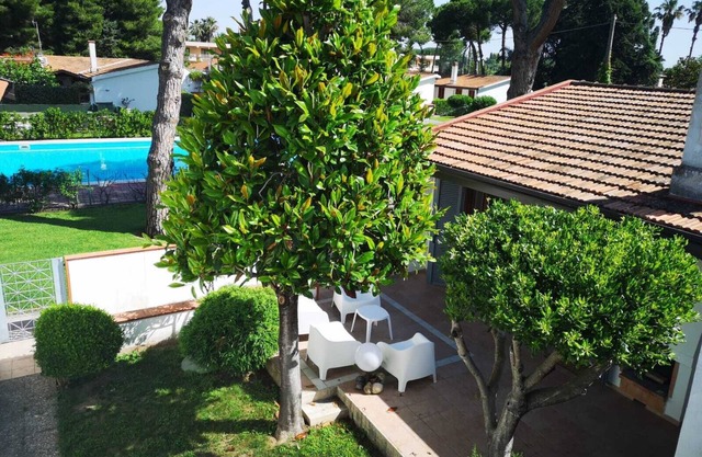 Single-family house in private park 250 m from the sea with communal swimming pool