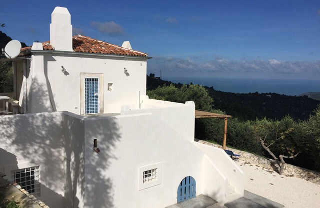 SINGLE HOUSE IN UNCONTAMINATED NATURE SEA VIEW