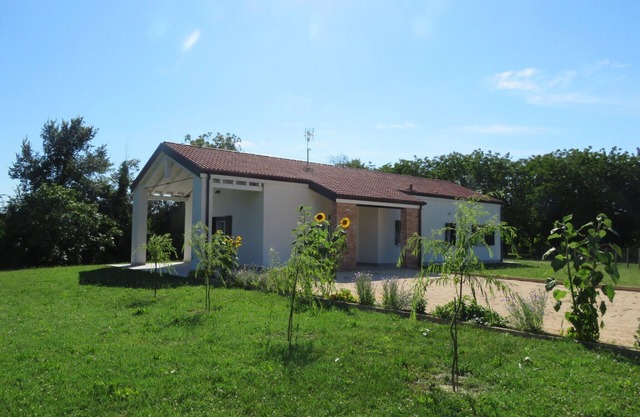 Single house surrounded by greenery! Near Venice