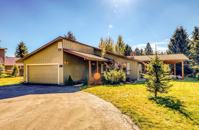 Single Level Cottage w/Fireplace, Patio & Firepit - Walk to Beach