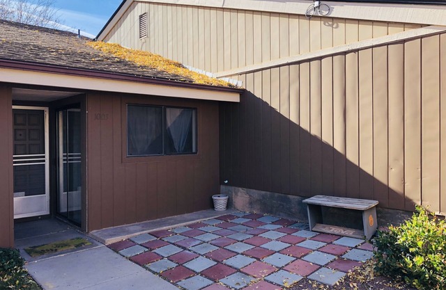 Single Level Townhome 2 Bdrm 2 Bath Furnished Month to Month Rental