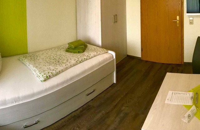 Single Room 1 - Pension and Restaurant Rüssel-Pub