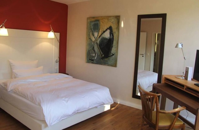 Single room, shower/WC - Gästehaus Kloster Steinfeld