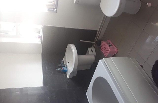 single room wirh shared bathroom