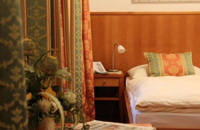Single room with shower or Bathroom, toilet - Airporthotel Salzburg