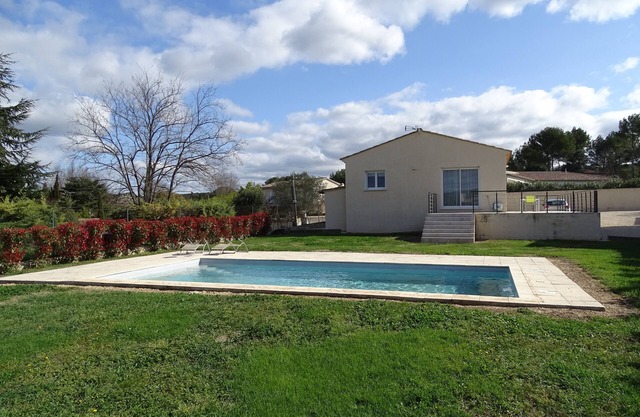 Single-storey family villa, pool, garden near Uzès