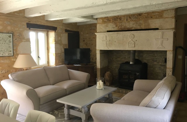 Single storey longère covered with slabs in BLACK PERIGORD.