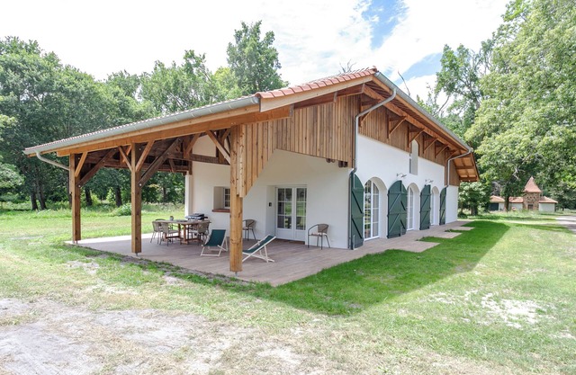 Single-storey house for 6 in a superb forest park by the lake