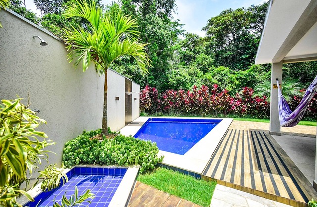 Single storey house with 3 suites with air conditioning, WIFI, Smart TV, swimming pool, barbecue.