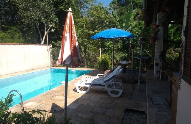 Single-storey house with swimming pool.
