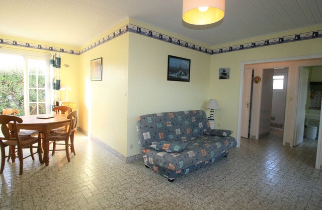Single-Story House Downtown, Near Beach, Private Garden, Parking, Pets Allowed