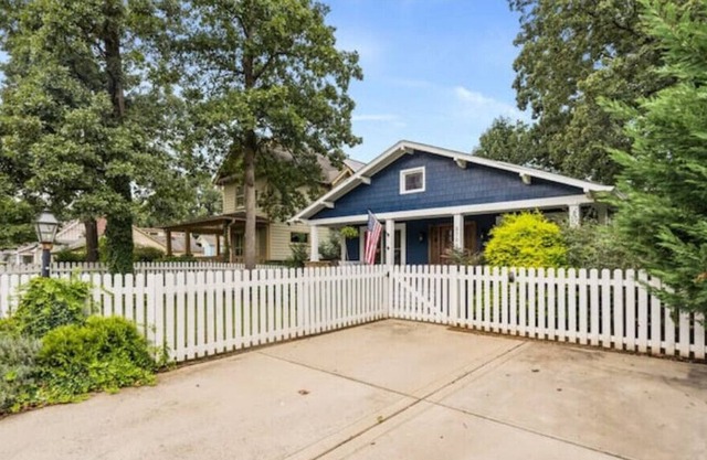 Single Story Fully Fenced Bungalow - Arts District