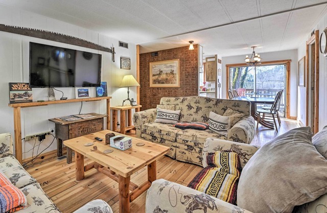 Single-Story Grants Pass Home w/ Fire Pit!