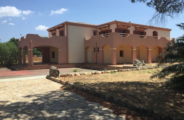 Single villa with tennis court and garden