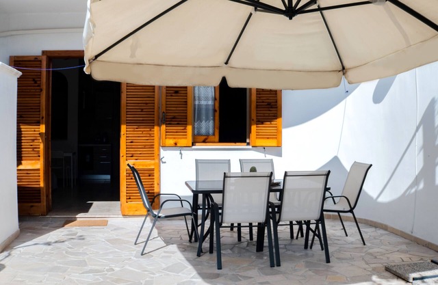 Sirocco cottage - A stone's throw from the sea with private courtyard!