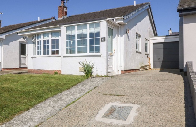 SISIAL-Y-MOR, family friendly, country holiday cottage in Rhosneigr