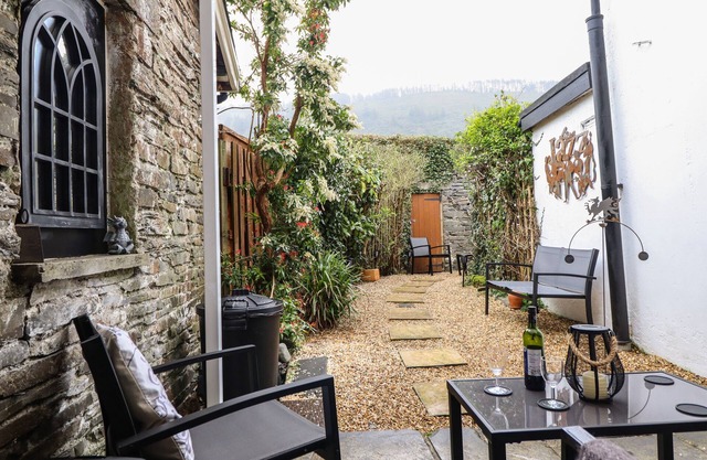 SISKIN, pet friendly, character holiday cottage in Dinas Mawddwy