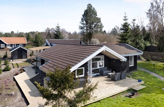 "Sissie" - 400m from the sea by Interhome