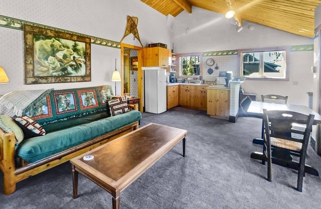Sisters Chalet-Beautiful 1bdrm/1/bath moments from Hoodoo Ski Resort