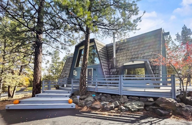 Sisters Sanctuary-Unique 3 bd 2 bath dog friendly home just outside of Sisters!