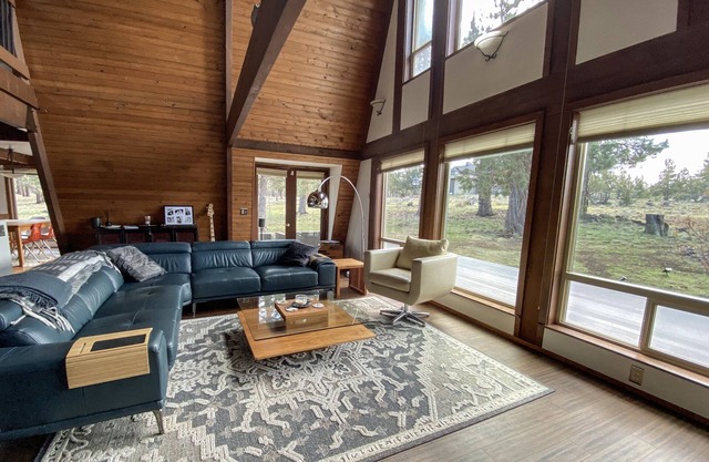 Sisters Sanctuary-Unique 3 bd 2 bath dog friendly home just outside of Sisters!