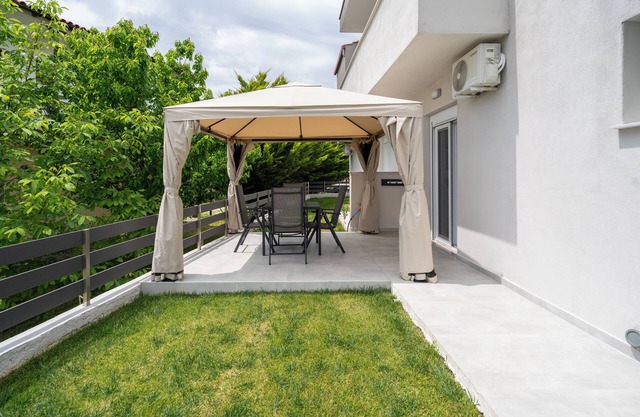 SithoniaRS Alfi Luxury Ground Floor Apartment with Private Garden